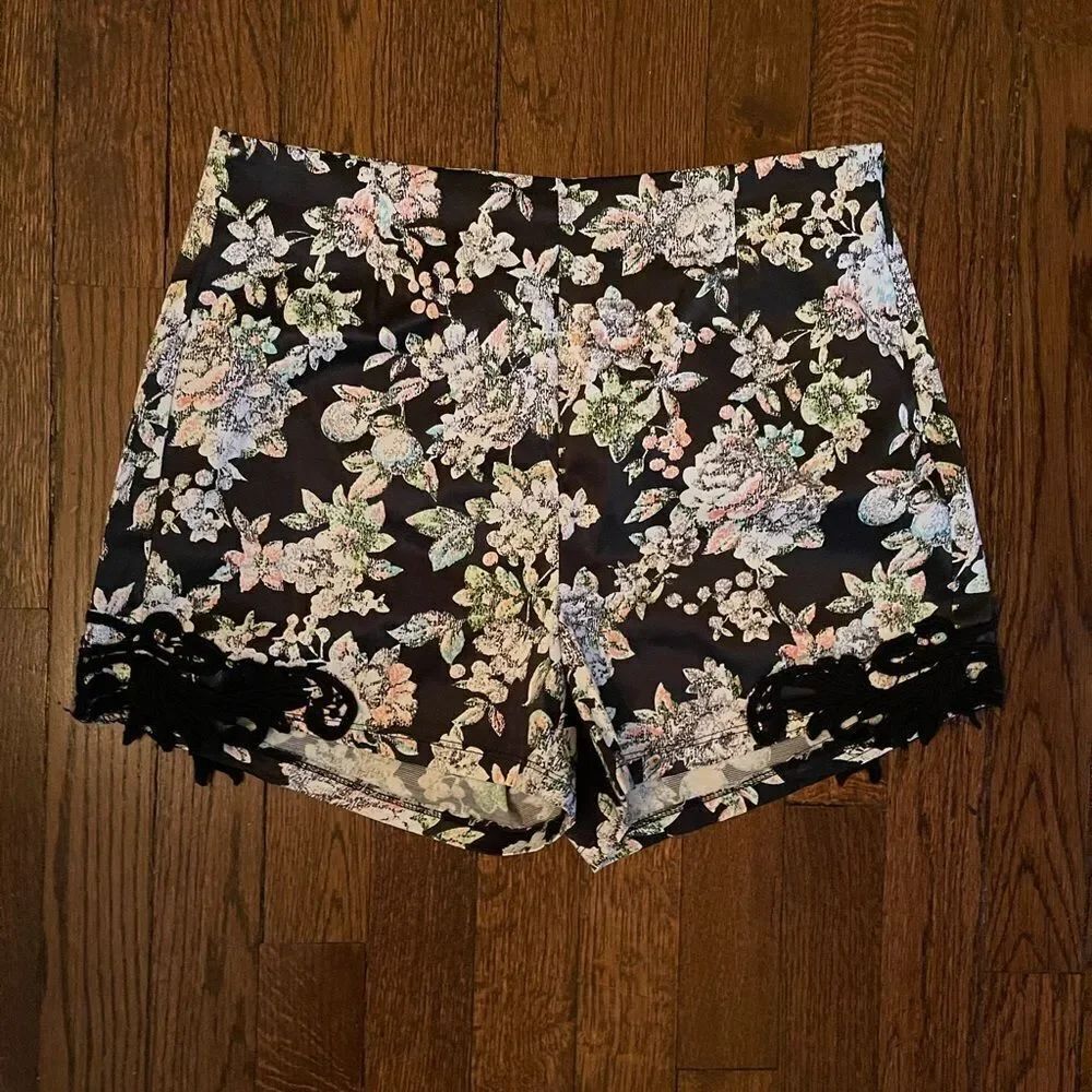 Sz Jrs L EUC Satin Flat Front Side Zip Floral Shorts